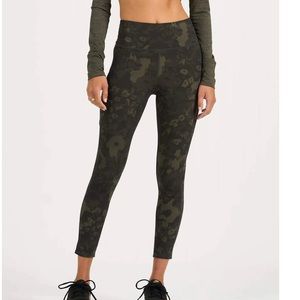 Vuori Stride Legging Oregano Camo Flower Green Pattern Small
